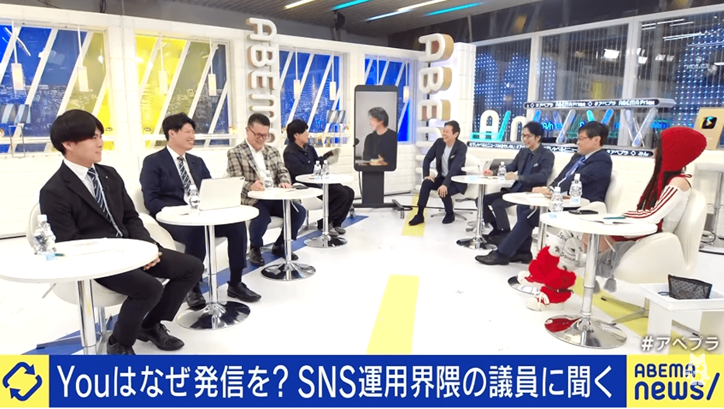 ABEMA PrimeのスタジオでSNS発信について議論する出演者